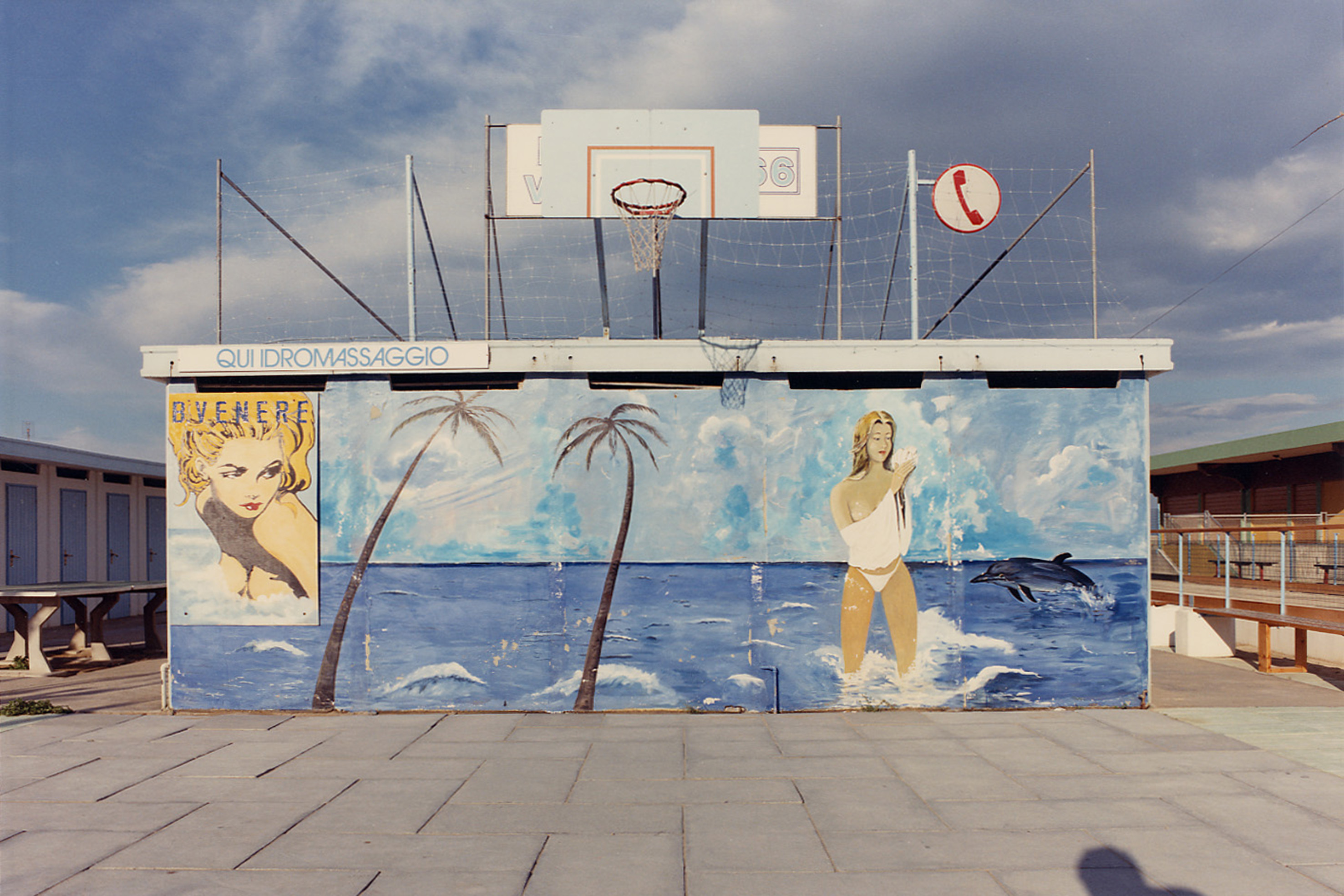 Luigi Ghirri, Riviera romagnola, 1989, fotocolor, 20x30 cm. � PHOS